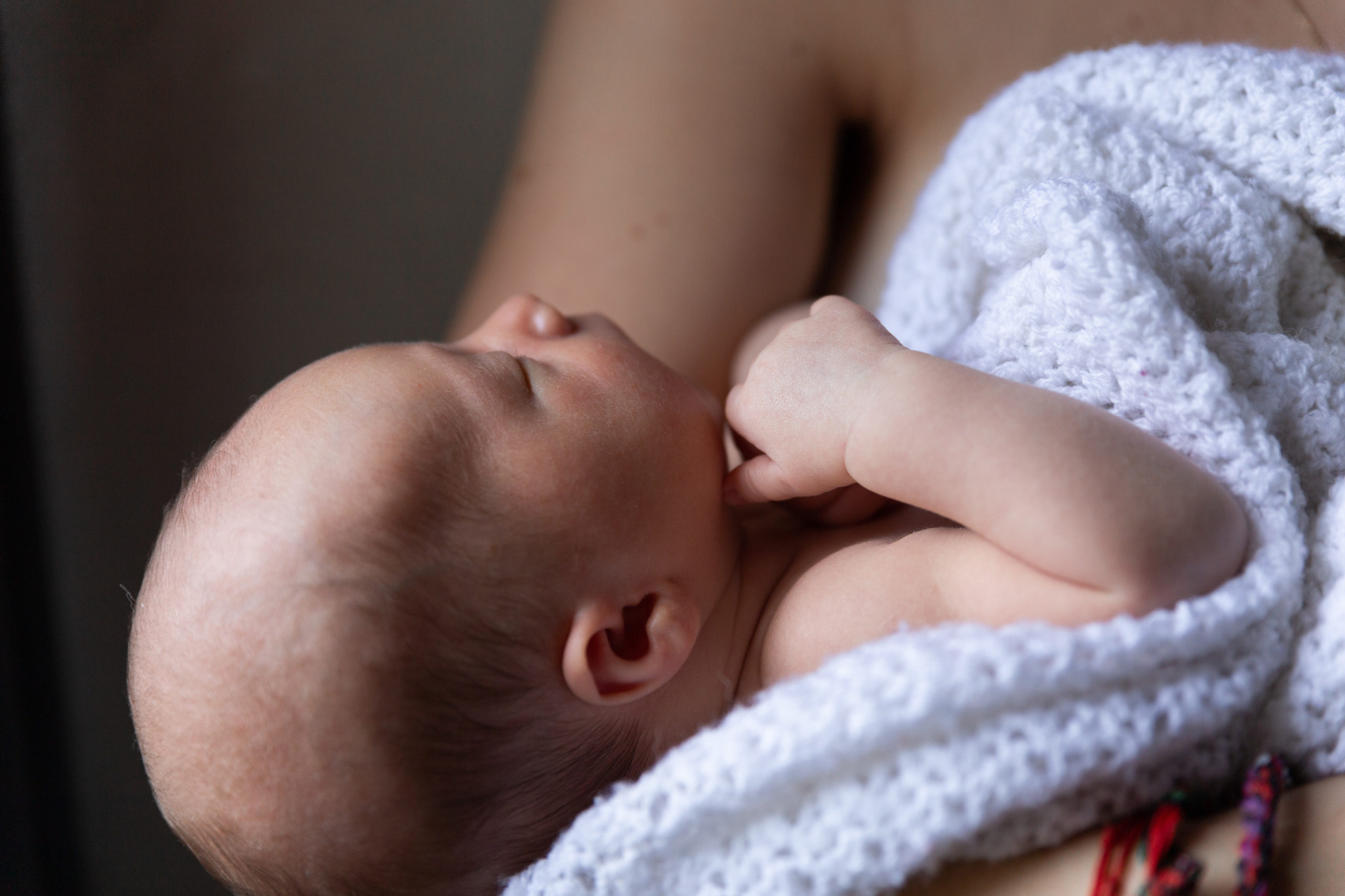 bébé porté dans une couverture